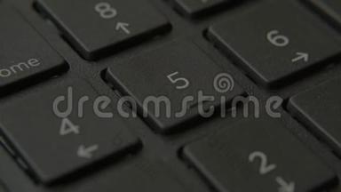 手指按键盘上有数字的按钮
